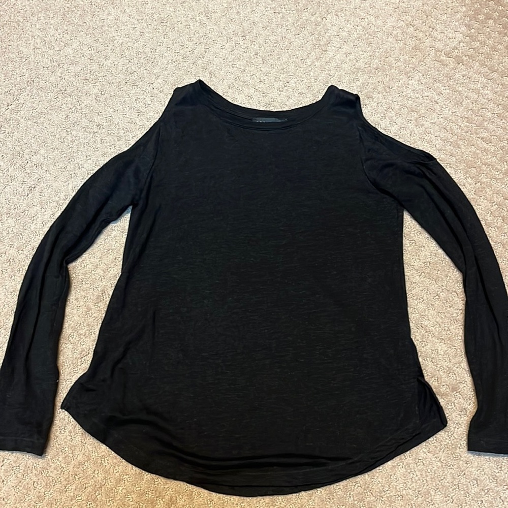 Women’s long sleeve shoulder cut out Santuary top. XS. Light weight 100% linen